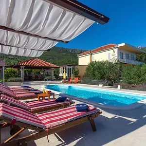 https://villa-oliva-kastela.splithotels.org
